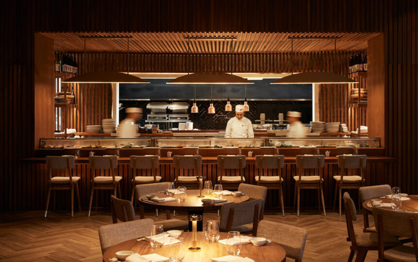 Cuisine ouverte du Restaurant Nobu Marrakech, intégrée harmonieusement par Driss Bennani & Mahmoud Slimane.