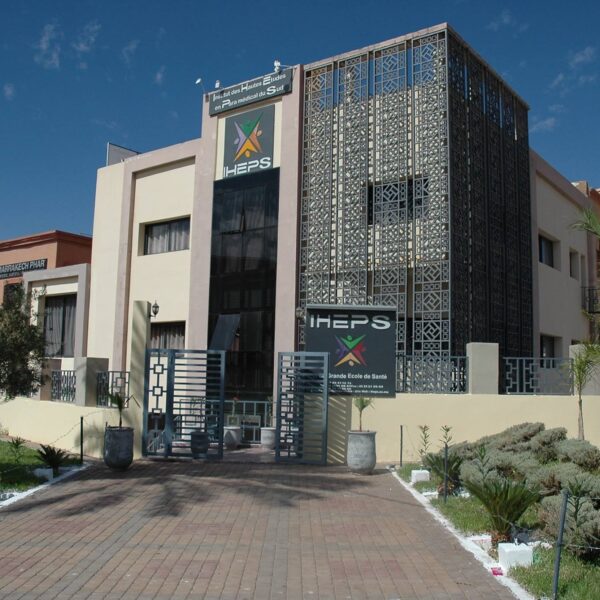 Façade principale de l’École IHEPS Marrakech – Cabinet Driss Bennani & Mahmoud Slimane